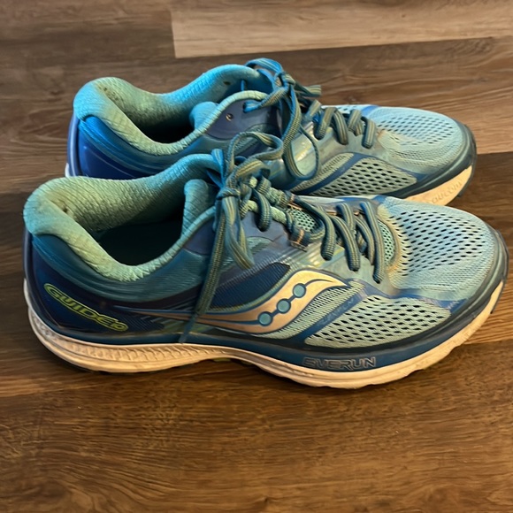 Saucony Everun Guide 10 SZ 9.5 running shoes. Gently worn. Great condition. - Picture 4 of 6